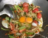 รูปขั้นตอนการทำที่ 4 ของ ข้าวผัดหมูยอใส่ไข่