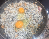 Foto del paso 1 de la receta: Tosta de gulas revuelta con pollo a la cajún y huevo