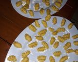 Foto langkah ke 3 dari resep Kue Bawang Renyah.
