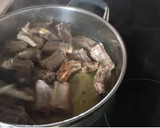 Foto del paso 4 de la receta: Cazuela de patatas, costillas y setas con su caldo
