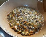 Foto langkah ke 1 dari resep Tumis Kerang Asam Sunti.