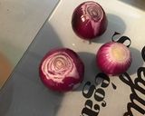 Une image de l'étape 2 de Salade de tomates roses aux oignons rouges et mozzarella di buffala.