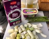 Foto del paso 1 de la receta: Crema fría de puerros con puntas de triguero ahumadas y variado de semillas
