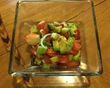 Foto del paso 2 de la receta: Ensalada de surimi y jitomate