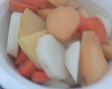 Foto del paso 1 de la receta: Merluza con papas, boniatos y zanahoria al horno