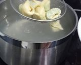 Foto del paso 5 de la receta: Tortelinis de ricota y espinacas con salsa Alfredo