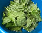 Foto langkah ke 1 dari resep Sayur Bening Bayam Wortel.