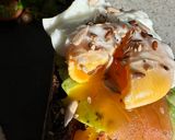 Foto del paso 3 de la receta: Tosta gourmet de huevo escalfado con salmón y aguacate con ensalada de granada