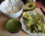 Foto del paso 1 de la receta: Ensalada de aguacate con salmón y palmitos