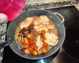 Foto del paso 7 de la receta: Pechuga de pavo con vino blanco, pasas y uva