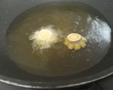 Foto langkah ke 6 dari resep Bunga Sosis Pangsit.