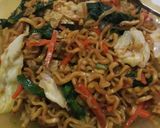 Foto langkah ke 5 dari resep Mie goreng sayur.