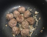 Foto del paso 4 de la receta: Albóndigas de carne en salsa de tomate 🍅🥦 papas rústicas y arroz con brócoli🍲