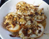 Foto del paso 2 de la receta: Peras frescas horneadas con miel, Gorgonzola y nueces variadas