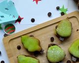 A picture of step 5 of French Christmas Tree Macrons.