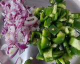 मसालेदार बेसन शिमला मिर्च(masaledar besan shimla mirch recipe in hindi) रेसिपी चरण 2 फोटो