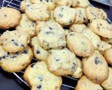 Foto langkah ke 4 dari resep Cookies Vanilla Chocochip Mede.