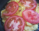 Foto del paso 2 de la receta: Tortilla de calabacín rellena de tomate y queso