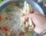 รูปขั้นตอนการทำที่ 5 ของ ต้มยำโครงไก่ใส่เห็ด