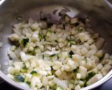 Foto del paso 1 de la receta: Arroz caldoso de pulpo, calamar y calabacín