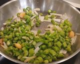 Foto del paso 2 de la receta: Estofado Meloso de Alubias, Habas y Daikon
