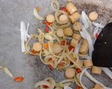 Foto langkah ke 3 dari resep Mie tiaw goreng sosis saus tiram.