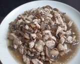 Foto langkah ke 4 dari resep Tumis ayam jamur.