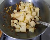चमचमीत बटाटा भाजी (Batata Bhaji Recipe In Marathi) रेसिपी स्टेप 1 फोटो 