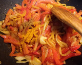 Foto del paso 3 de la receta: Nidos de pasta con cúrcuma, comino, cebolla y pimiento rojo