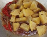 Foto langkah ke 5 dari resep Telur Ceplok Kuah Kecap Bombay.
