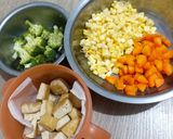 Foto langkah ke 1 dari resep Sop Tahu Jagung.