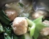 Foto langkah ke 3 dari resep *Sup Bola-Bola Ayam*.