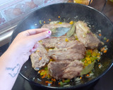 Foto del paso 3 de la receta: Codillo en salsa de vino tinto⭐⭐⭐