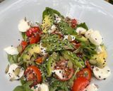 Foto del paso 3 de la receta: Ensalada de rúcula, tomate, palta y queso
