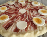 Foto del paso 4 de la receta: Hojaldre de cebolla, panceta y huevo duro