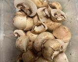 Foto del passaggio 1 della ricetta Pollo ai funghi