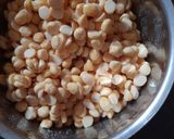 A picture of step 2 of Chana dal pakodi.