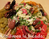 Foto del paso 13 de la receta: Ensalada de pimientos asados, con aceitunas en aceite