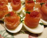 A picture of step 3 of Uova, rosette di salmone e caviale.