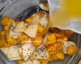 Foto langkah ke 3 dari resep Fresh Fruit with Tangerine Juice.