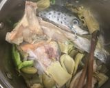 Hình bước làm 2 của món Canh cải chua đầu cá hồi