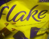 صورة لخطوة 1 من وصفة ميلك شيك شوكولاتة Flake والمكسرات 😍