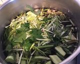 Une image de l'étape 4 de Soupe anti gaspi au chou romanesco,fines herbes et pissenlit au bouillon de champignons.