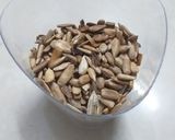 A picture of step 2 of Sunflower seeds mouth freshener.