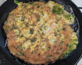Foto del paso 2 de la receta: Tortitas de huevo con berros en salsa roja