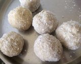 A picture of step 4 of Kurmura ladoo.