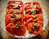 Foto del paso 3 de la receta: Ensalada de tomate corazón de buey con vinagreta de pistachos