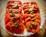 Foto del paso 3 de la receta: Ensalada de tomate corazón de buey con vinagreta de pistachos
