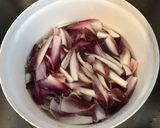 Une image de l'étape 3 de Apéro rigolo aux barquettes de concombre Noa et d endives rouges tartinade au yaourt et olives.