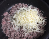 Foto del paso 1 de la receta: Revuelto de picada de ternera con queso “en un pis-pas”